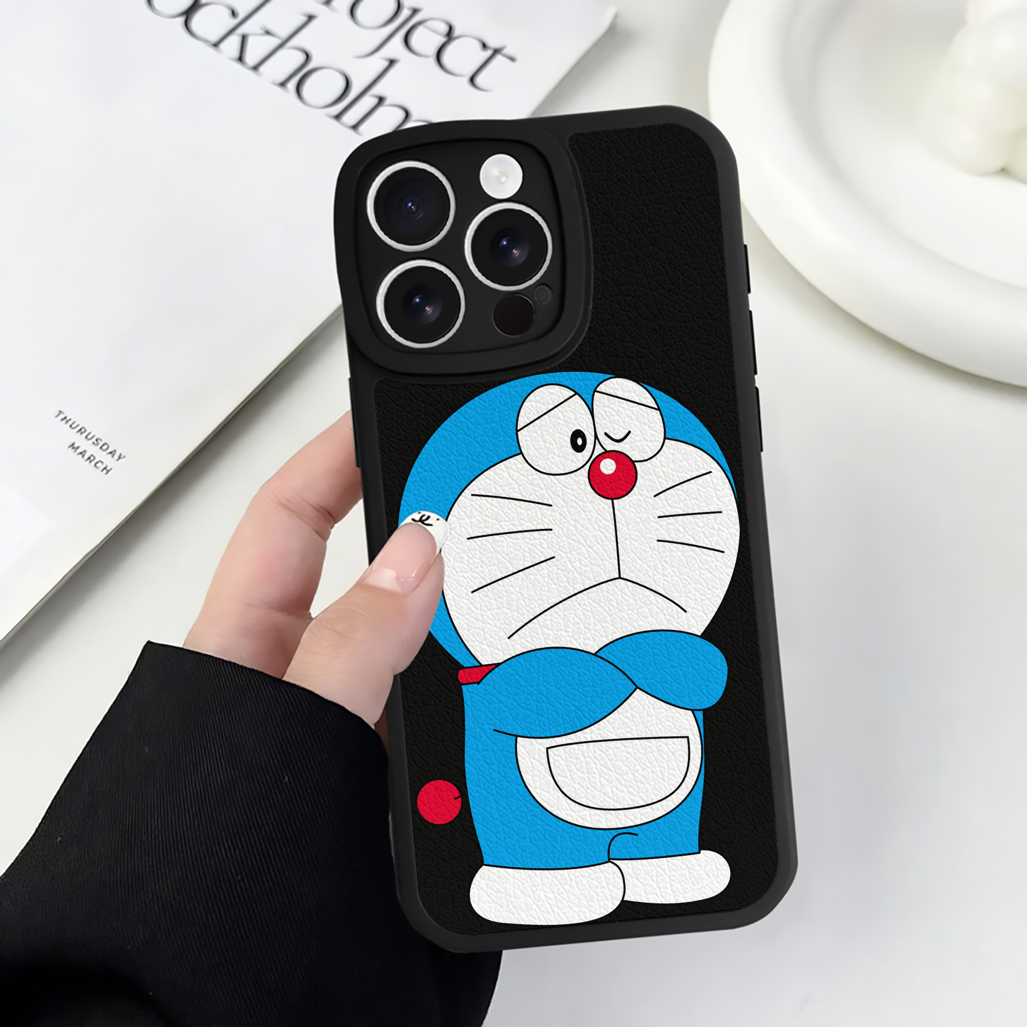 （画像用） ドラえもん Doraemon 【iPhone 16シリーズ対応】シリコンスマホケース（レザー調） 材質：シリコン